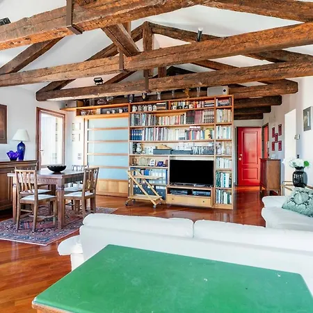 게스트하우스 Le Mansarde Deluxe 3*